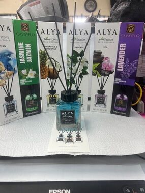 Alya Ocean Reed Diffuser in Bright Blue Glass